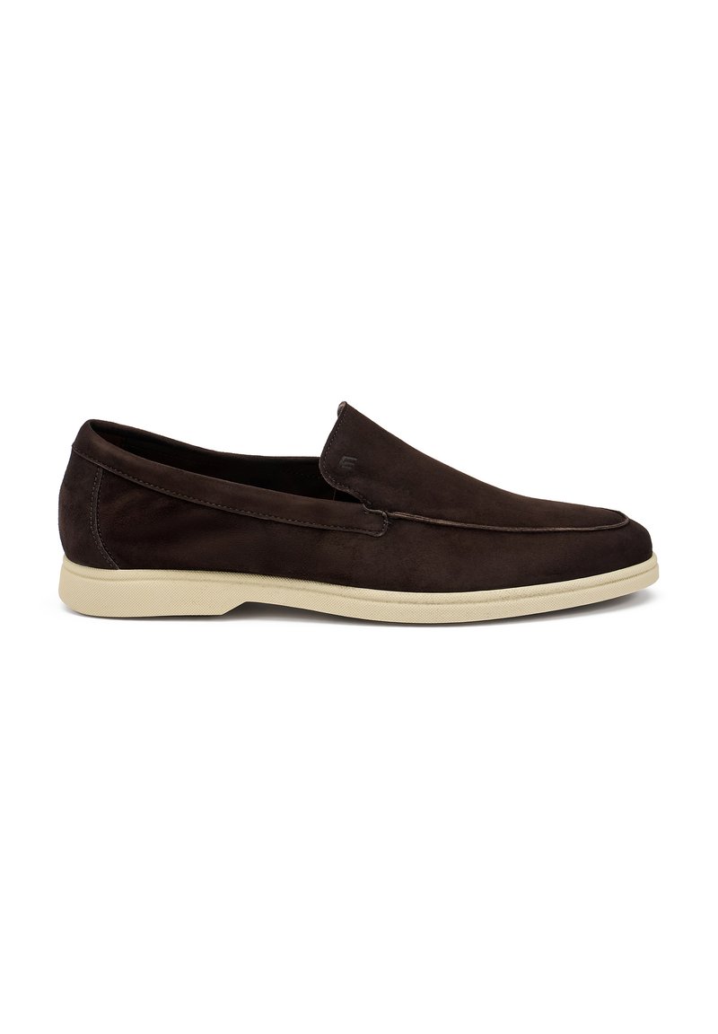 Scarpe slip-on in suede marrone con suola in gomma crema, caratterizzate da una texture liscia e un design aerodinamico per un facile indossamento.