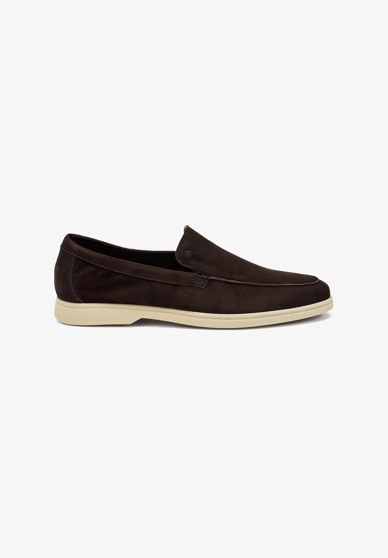 Scarpe slip-on in suede marrone con suola in gomma crema, caratterizzate da una texture liscia e un design aerodinamico per un facile indossamento.