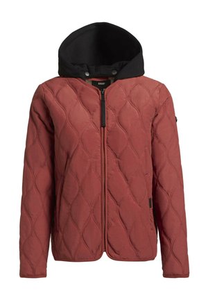 Chaqueta acolchada en rojo óxido con capucha negra, que cuenta con un cierre frontal y textura de patrón de diamante. Incluye bolsillos laterales y detalle del logo.