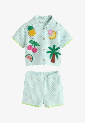 Svetlomodrý háčkovaný súprava s krátkym rukávom, zapínanie na gombíky, obsahujúca košeľu a kraťasy s aplikáciami tropického ovocia a paliem a s vlnitými okrajmi.