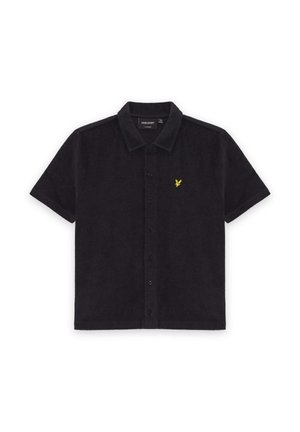 Chemise noire à manches courtes avec col et boutons, présentant un petit logo d'aigle jaune sur la poitrine gauche et une étiquette Lyle & Scott à l'intérieur du col.