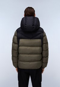 Pufjakke med sort hætte og øverste sektion, samt en olivengrøn krop. Struktureret, quiltet design og elastiske manchetter.