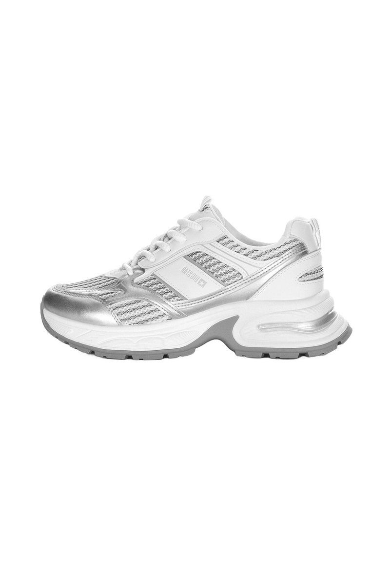 Białe i srebrne buty sportowe z teksturowanym wierzchem, z siateczkowymi sekcjami, sznurowaniem i amortyzującą podeszwą środkową dla wygody.