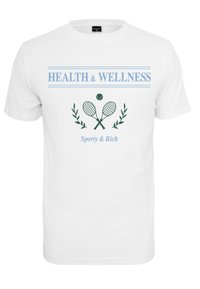 Weißes Baumwoll-T-Shirt mit "GESUNDHEIT & WOHLBEFINDEN" in blauer Schrift, grafische Darstellung von gekreuzten Tennisschlägern und Blättern, darunter "Sporty & Rich".