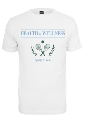 Weißes Baumwoll-T-Shirt mit "GESUNDHEIT & WOHLBEFINDEN" in blauer Schrift, grafische Darstellung von gekreuzten Tennisschlägern und Blättern, darunter "Sporty & Rich".