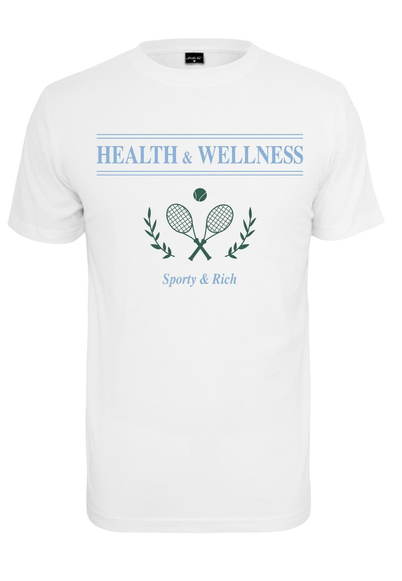 Weißes Baumwoll-T-Shirt mit "GESUNDHEIT & WOHLBEFINDEN" in blauer Schrift, grafische Darstellung von gekreuzten Tennisschlägern und Blättern, darunter "Sporty & Rich".