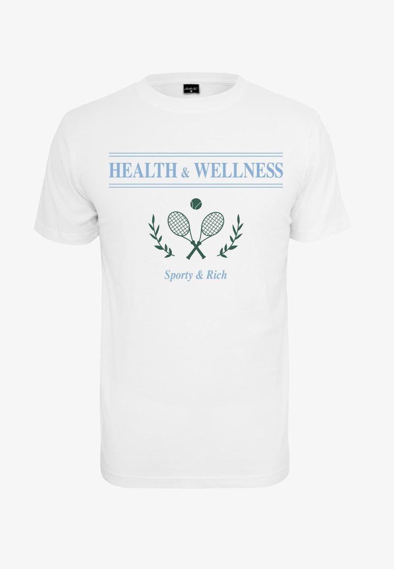 Balta kokvilnas T-kreklā ir uzraksts "VESĪBA UN LABKLĀJĪBA" zilā krāsā, attēls ar krustotiem tenisa raketēm un lapām, zem tā ir rakstīts "Sportiski un bagāti".