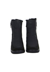 Paar zwarte geïsoleerde winterlaarzen met ritssluitingen aan de zijkant en een fleece voering, ontworpen voor warmte en comfort bij koud weer.