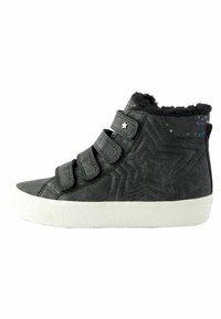 Sneaker alte nere con tre cinturini in velcro, design a stella e dettagli iridescenti, collo in pelliccia e suola in gomma bianca.