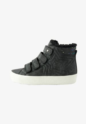 Sneaker alte nere con tre cinturini in velcro, design a stella e dettagli iridescenti, collo in pelliccia e suola in gomma bianca.