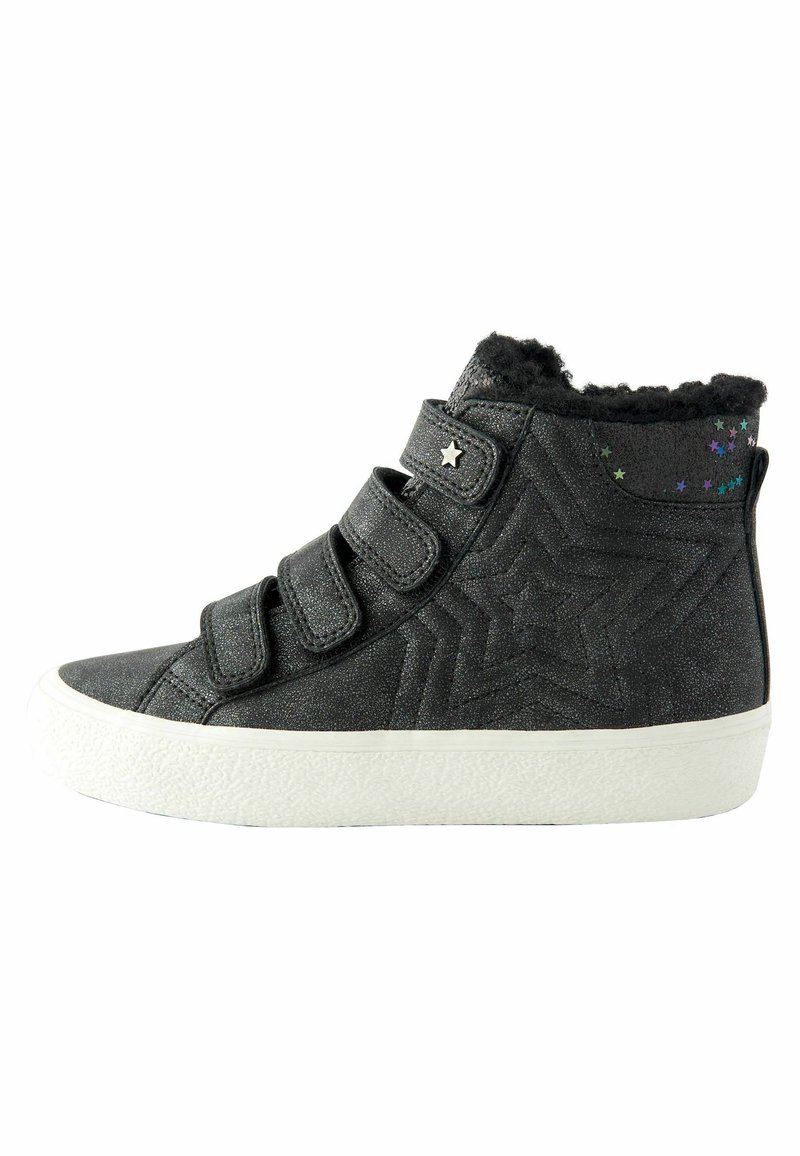 Sneaker alte nere con tre cinturini in velcro, design a stella e dettagli iridescenti, collo in pelliccia e suola in gomma bianca.