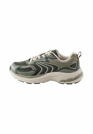 Niedrig geschnittener Sportschuh mit grün-grauem Mesh-Obermaterial, hellen Schnürsenkeln und dicker weißer Sohle mit olivgrünen Akzenten auf weißem Hintergrund.