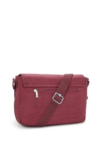 Borsa a tracolla bordeaux con tracolla intrecciata regolabile e tasca con cerniera sulla patta anteriore.