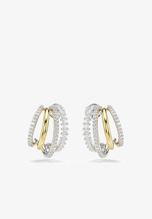 Boucles d'oreilles en or et argent en forme de créoles avec des motifs entrelacés, ornées de pierres claires le long des bords extérieurs, mettant en valeur des détails complexes.