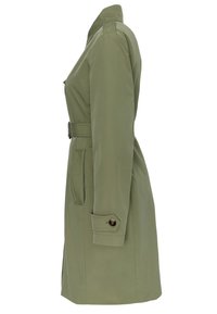 Khaki trenchcoat met een ceintuur in de taille, knoopmanchetten, zijzakken en een getailleerde pasvorm, gemaakt van een soepele stof.