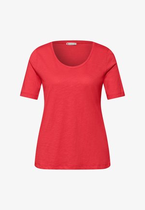 Rød kortærmet dame-T-shirt med rund halsudskæring, ensfarvet design og "Street One" mærke på inderkraven.