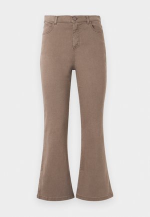 Brune høytlivs vide jeans med knapp- og glidelåslukking foran, fremre lommer og beltestropper mot en ensfarget hvit bakgrunn.