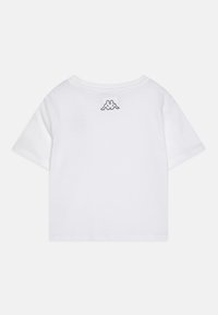 Hvid kortærmet t-shirt lavet af bomuld. Bagsiden har et lille sort logo-tag i nakkeområdet. Enkel, klassisk design.