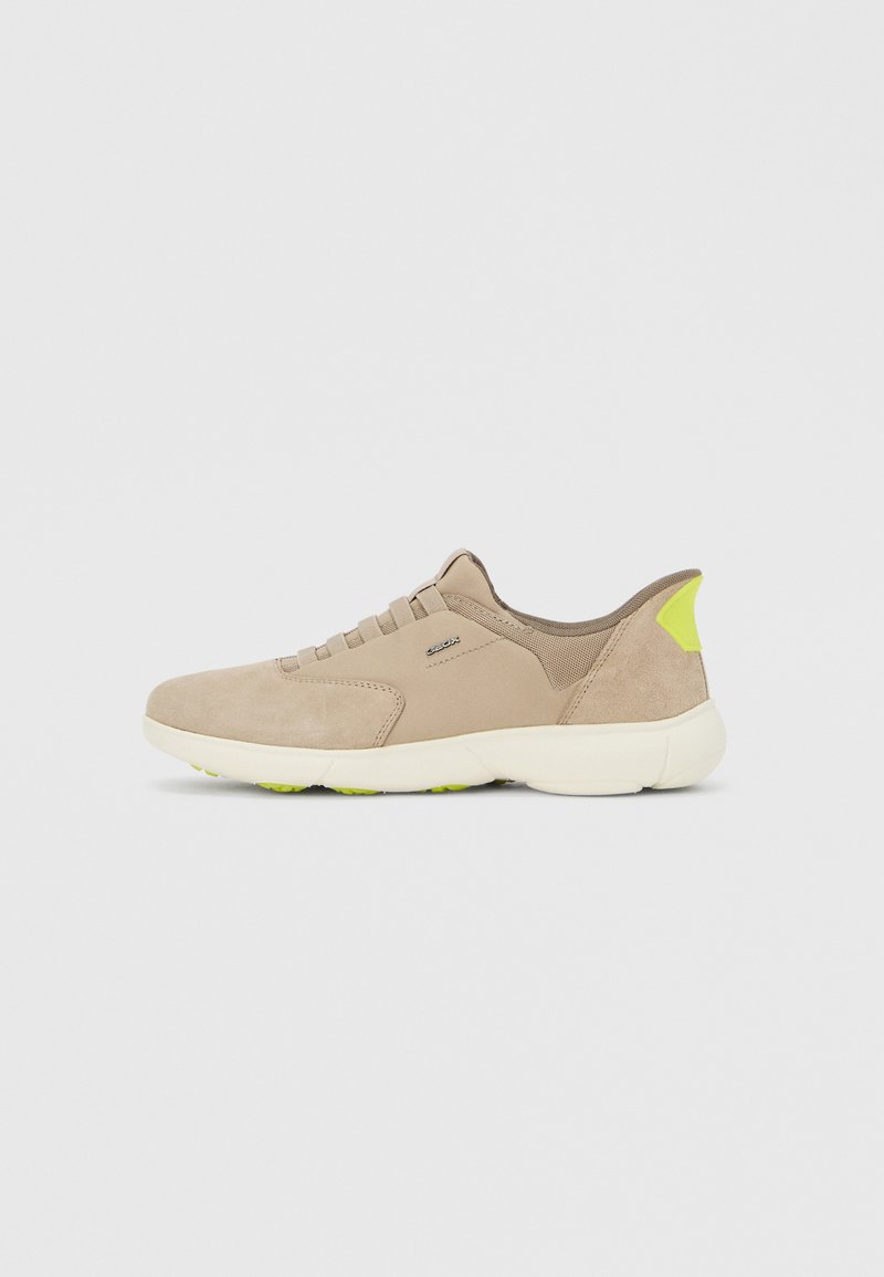 Baskets basses beiges avec des accents en maille grise, semelle blanche, logo Geox discret, et détails en jaune néon sur la languette du talon et la semelle extérieure.