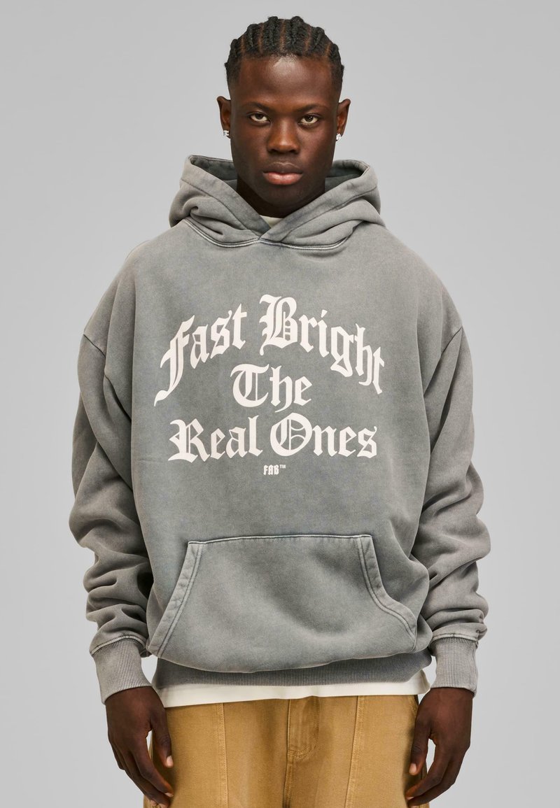 Grå oversized hoodie med hvid grafisk tekst, der læser "Fast Bright The Real Ones," med en kængurulomme og ribbede manchetter.