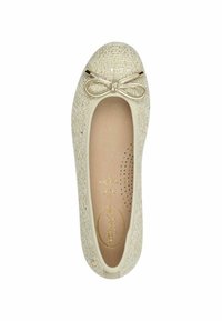 Ballerina in beige chiaro, realizzata in materiale testurizzato con finitura glitterata. Presenta un piccolo dettaglio a fiocco sulla punta e una soletta color marrone chiaro con fori traspiranti.