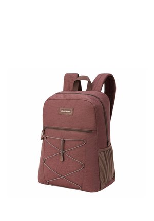 Zaino Dakine color marrone scuro con spallacci imbottiti, tasca frontale con cerniera, cordino elastico bungee e tasca laterale in rete per la bottiglia d'acqua.
