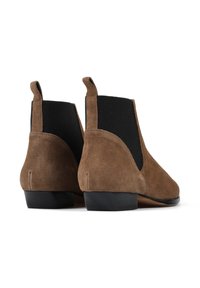 Brązowe zamszowe buty chelsea z czarnymi elastycznymi panelami bocznymi i pętelkami; niski, osadzony obcas, gładka tekstura i zaokrąglony design noska.
