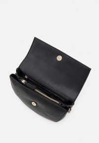 Borsa a tracolla in pelle nera con chiusura a scatto e dettagli in metallo dorato. L'interno presenta una tasca con zip e un compartimento con zip. Texture liscia.
