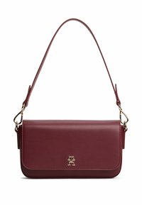 Burgunderfarbene Leder-Crossbody-Tasche mit einem einzigen Tragegurt, goldenen Beschlägen und einem Vorderklappenverschluss, der ein geprägtes Logo zeigt. Glatte Textur mit minimalistischem Design.