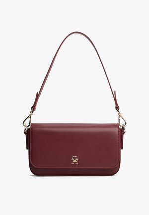 Borsa a tracolla in pelle bordeaux con una sola tracolla, hardware dorato e una patta anteriore con logo impresso. Texture liscia con design minimalista.