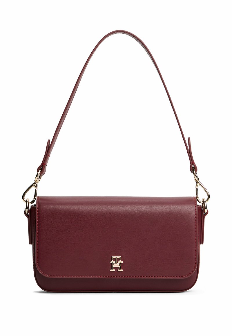 Burgunderfarbene Leder-Crossbody-Tasche mit einem einzigen Tragegurt, goldenen Beschlägen und einem Vorderklappenverschluss, der ein geprägtes Logo zeigt. Glatte Textur mit minimalistischem Design.
