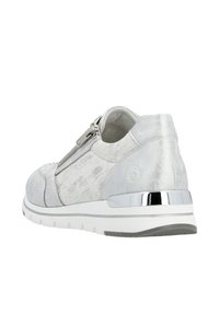 Sneaker argentato con finitura testurizzata, chiusura con zip laterale e accento metallico sul tallone. Suola leggera e colletto imbottito per il comfort.