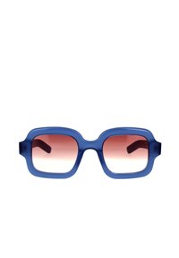 Occhiali da sole rettangolari blu con lenti rosa sfumate. La montatura è traslucida, con una texture liscia e dettagli arrotondati alle tempie.