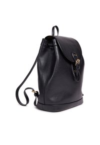 Zaino in pelle nera con una forma arrotondata, patta magnetica e hardware in tonalità oro. Dotato di spallacci regolabili e finitura testurizzata.