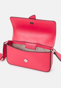 Borsa a tracolla sintetica rosa con patta e chiusura a pressione, caratterizzata da un interno liscio e logo brandizzato. Incluso strap regolabile.