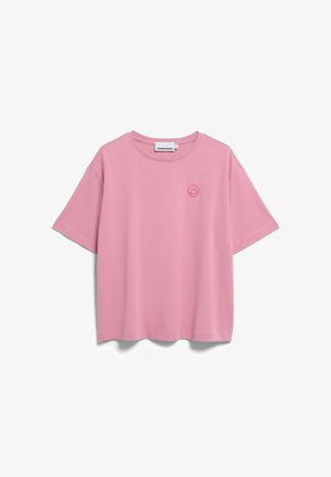 T-shirt rose à manches courtes avec col rond et petit visage souriant brodé sur la poitrine gauche, suspendu sur un fond blanc.