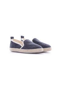 Scarpe slip-on di feltro grigio scuro con suola in juta intrecciata e pannelli laterali elastici. Presenta due linguette posteriori per una facile calzata.