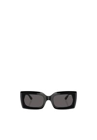 Occhiali da sole neri con una montatura rettangolare spessa, lenti scure e design angolare; presenta un logo sottile sulla tempia sinistra.