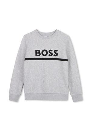 Világosszürke hosszú ujjú pulóver bordázott mandzsettával és szegéllyel, vastag fekete "BOSS" felirattal a mellkas fölött, fekete vízszintes vonal felett.