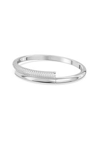 Bracelet en argent avec une surface polie et un design courbé. Un côté présente une rangée de cristaux transparents incrustés pour l'accent.