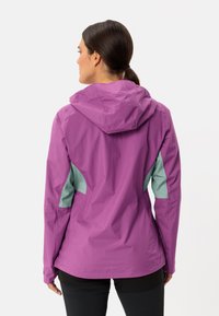 Veste imperméable violette avec des accents bleu clair, dotée d'une capuche, d'un tissu texturé et de sections respirantes sur les côtés et les manches.