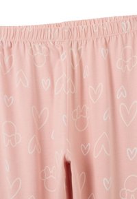 Pantalones de pijama rosa con una cintura elástica, que presentan un patrón de corazones blancos y siluetas de personajes, fabricados en un tejido suave y ligero.