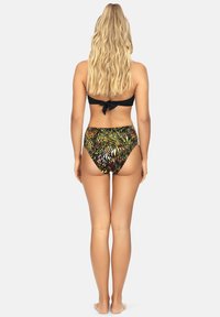 Czarny bikini z wiązaniem na plecach, w komplecie z wysokimi majtkami kąpielowymi w intensywny tropikalny wzór w zieleni, żółci i czerni.