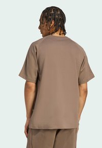 adidas Originals TEE - T-shirts basic - earth strata