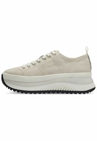 Sneaker in canvas color beige con lacci bianchi, suola platform bianca chunky, battistrada in gomma nera, dettagli testurizzati e una linguetta sul tallone.
