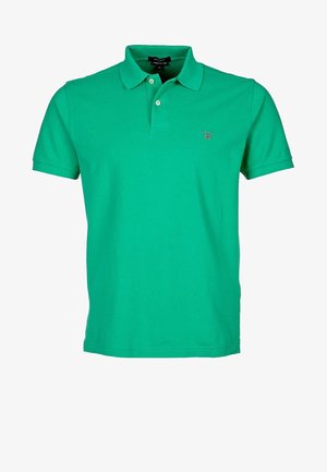 Polo vert à manches courtes avec col et deux boutons blancs, arborant un petit logo Gant sur le côté gauche de la poitrine.