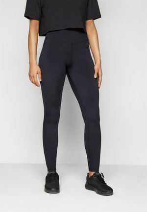 Fekete leggings elasztikus anyagból, magas derekú kialakítással, varrás nélküli szerkezettel, sima felülettel, látható minták vagy díszítések nélkül.