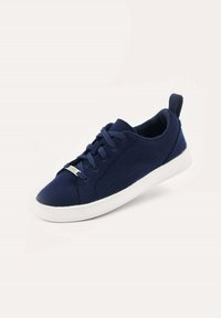 Marineblaue Stoffschuhe mit weißer Gummisohle, runder Zehenpartie und Schnürverschluss. Verfügt über einen Zugriegel an der Ferse und gestickte Akzente.