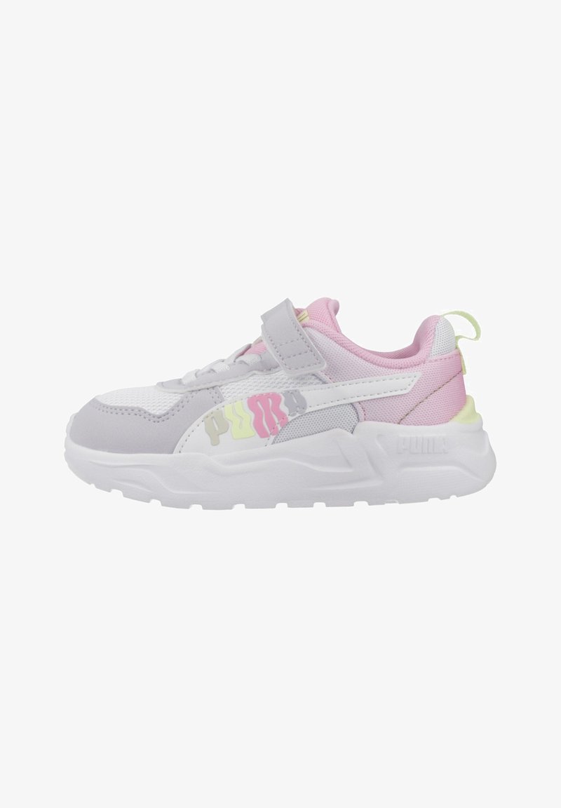 Scarpa sportiva per bambini in bianco, rosa e grigio con strap in Velcro, tessuto a rete e suola spessa, vista laterale su sfondo bianco.