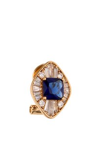 Anillo de tono dorado con una piedra cuadrada azul central. Rodeado por piedras claras alternadas en forma de baguette y redondas formando un diseño en forma de diamante.